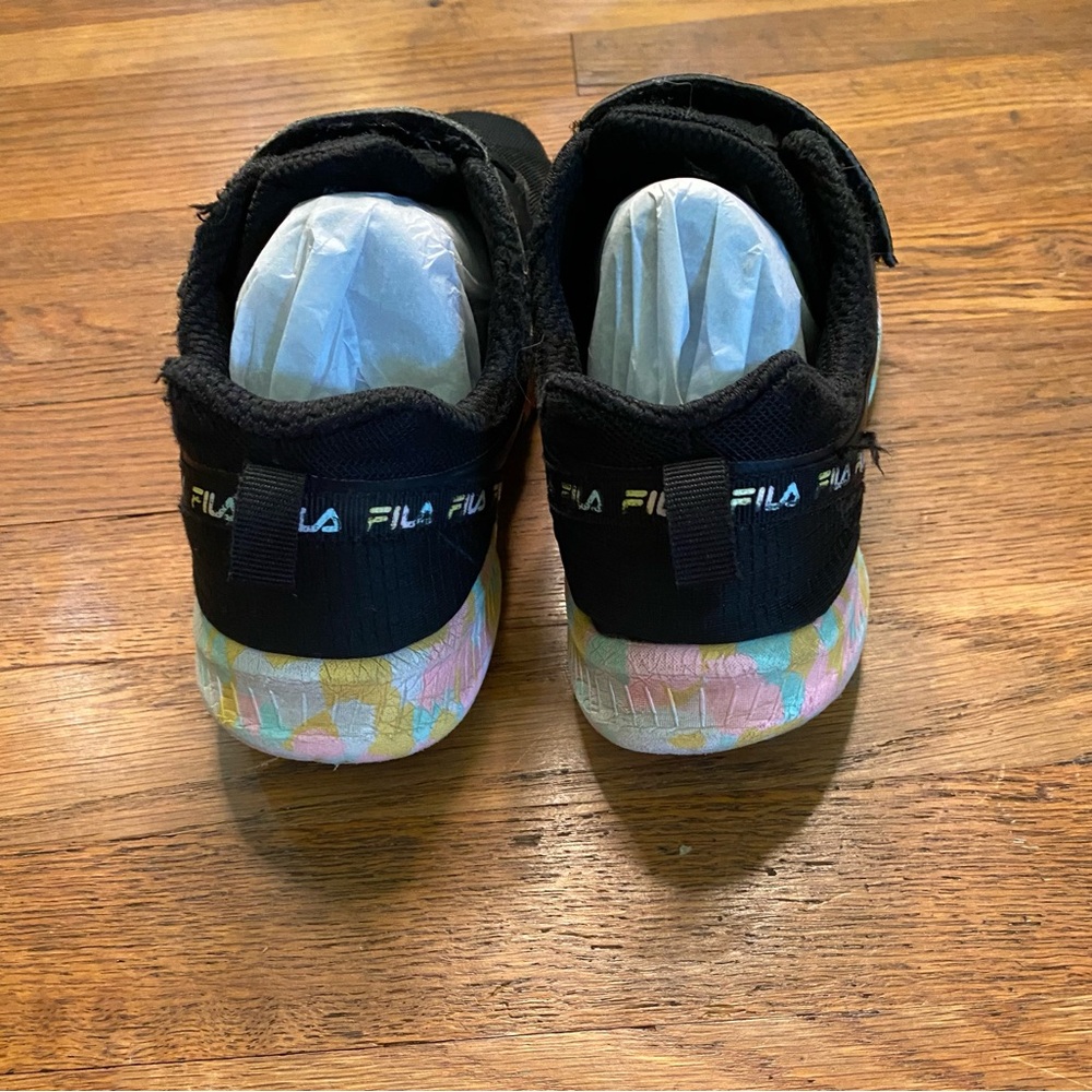 Fila girls sneakers - size 4 - Picture 2 of 5